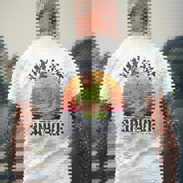 おなかが痛い メンズTシャツ バックプリント 高齢者への贈り物