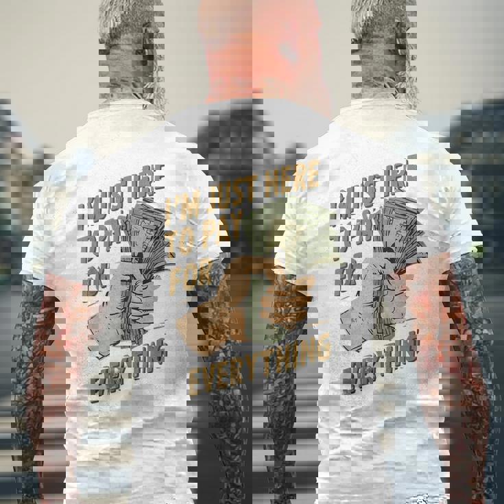 おもしろいママとパパが払うもの全部払うためにここに来たんだ メンズTシャツ バックプリント 高齢者への贈り物