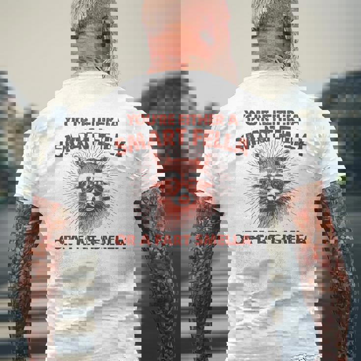 お前は利口なやつかおなら臭いのどっちかだ メンズTシャツ バックプリント 高齢者への贈り物