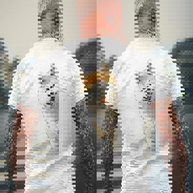 かわいい日本の秋田犬が角をのぞく犬好き。 メンズTシャツ バックプリント 高齢者への贈り物