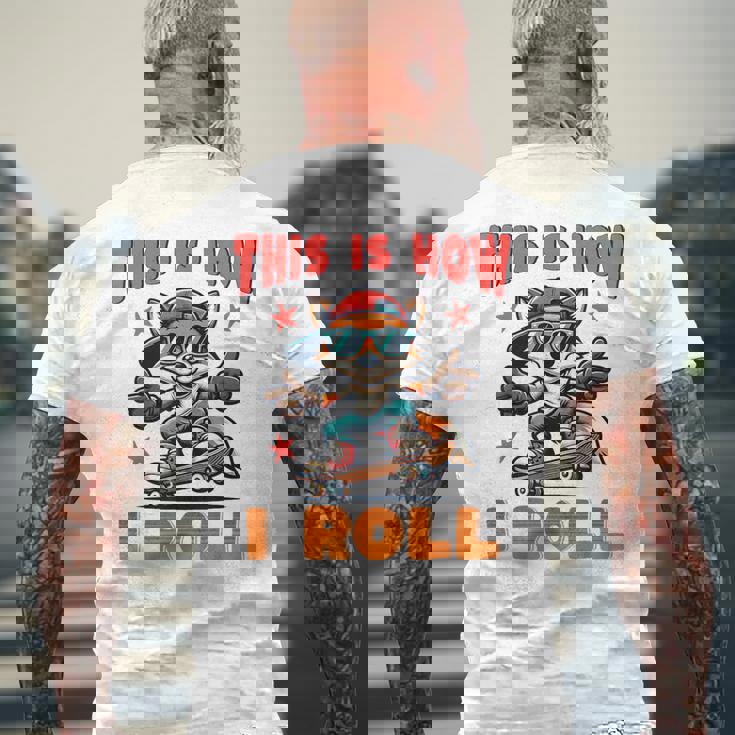 これが私がクールなフォックススケートをスケートボードで転がす方法です メンズTシャツ バックプリント 高齢者への贈り物