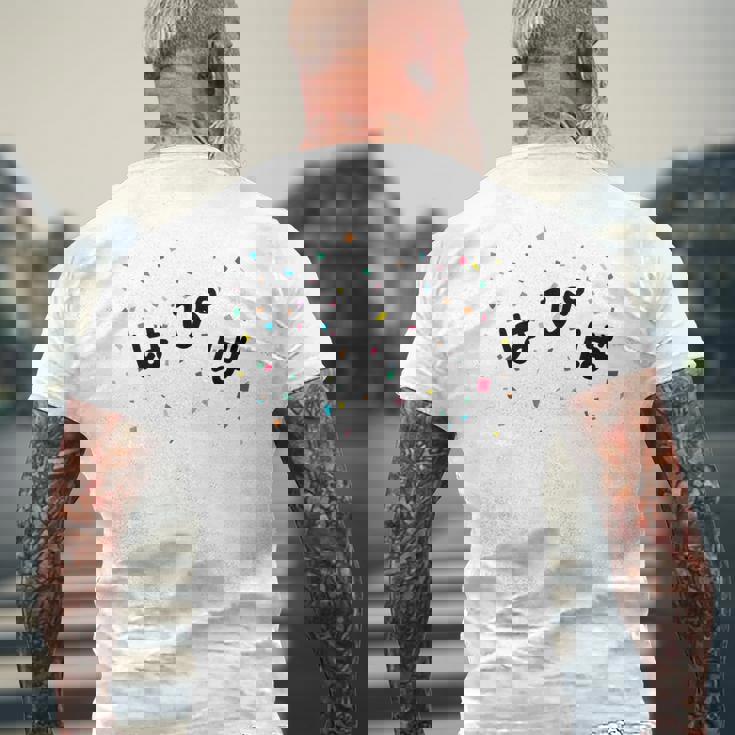 はぴば 誕生日 記念 誕生会 パーティー おめでとう バースデー ハッピーバースデー ハピバ 紙吹雪 主人公 主役 ネタ メンズTシャツ バックプリント 高齢者への贈り物