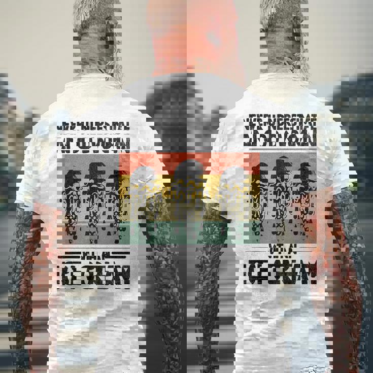 アイスクリームを持った老婆を決して過小評価しない メンズTシャツ バックプリント 高齢者への贈り物