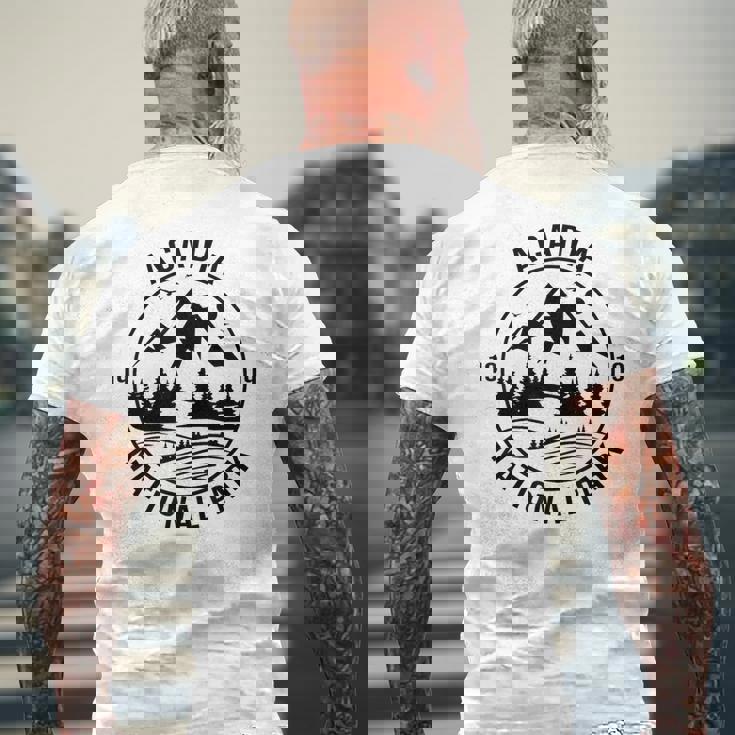 アカディア国立公園 メイン州 山 自然 ハイキング ヴィンテージ メンズTシャツ バックプリント 高齢者への贈り物