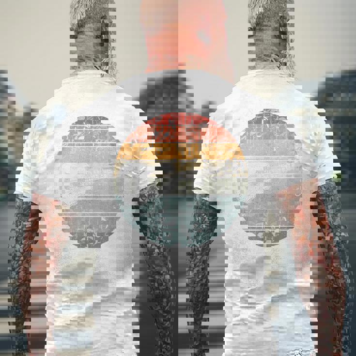 ウクレレ奏者 レトロ ウクレレ奏者 面白いウクレレ音楽 メンズTシャツ バックプリント 高齢者への贈り物