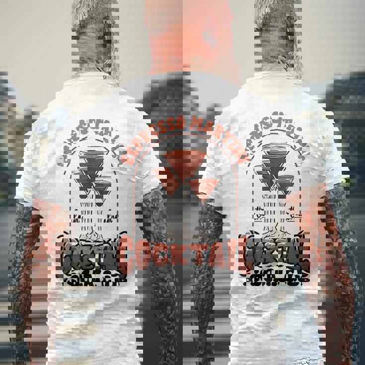 エスプレッソ・マティーニ・ソーシャル・クラブ・ウォッカ・コーヒー・ラバー・カクテル メンズTシャツ バックプリント 高齢者への贈り物