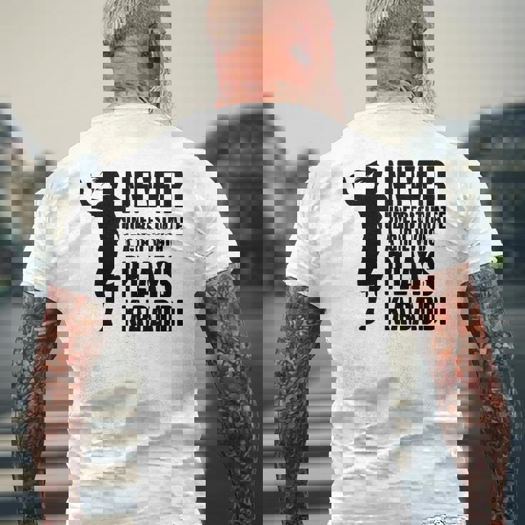 カヴァディを演じる少女を決して過小評価しない メンズTシャツ バックプリント 高齢者への贈り物