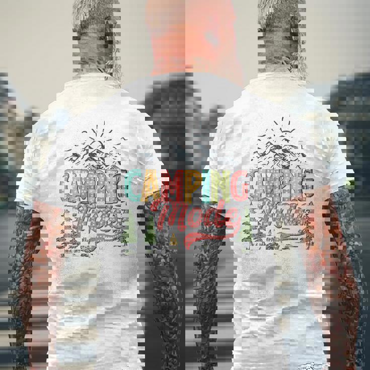 キャンプモード おもしろキャンパー 自然愛好家 スカウト ハローサマー メンズTシャツ バックプリント 高齢者への贈り物