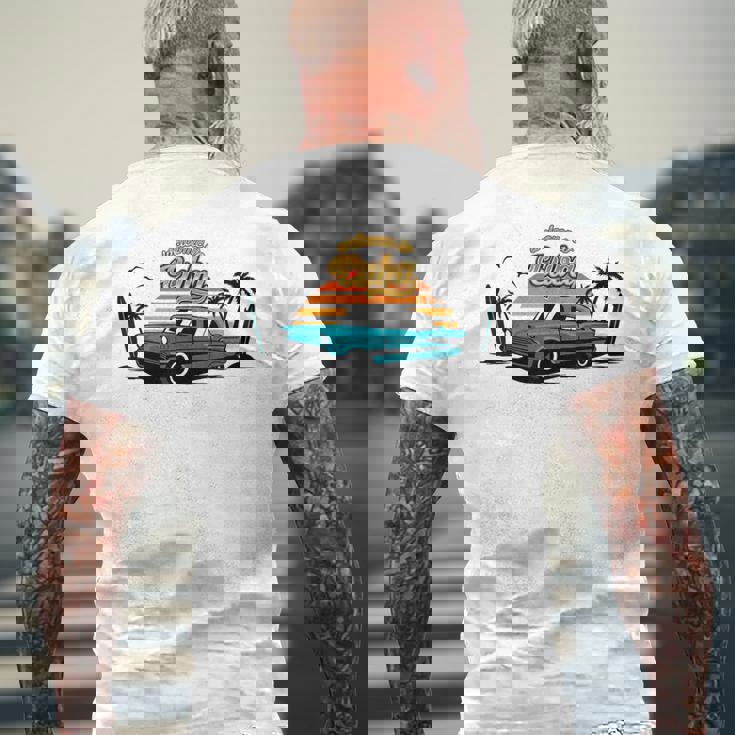 キューバ ヴィンテージカー ラム酒 葉巻 ビーチ 夕日 サーフボード ヤシの木 ハバナ ギフト お土産 太陽 カリブ海 メンズTシャツ バックプリント 高齢者への贈り物