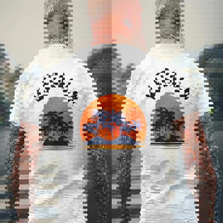 ケララ インド メンズTシャツ バックプリント 高齢者への贈り物