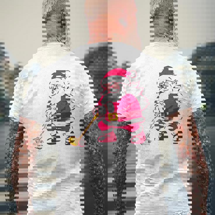 ゴルフをする面白い醜いクリスマスサンタ。 メンズTシャツ バックプリント 高齢者への贈り物