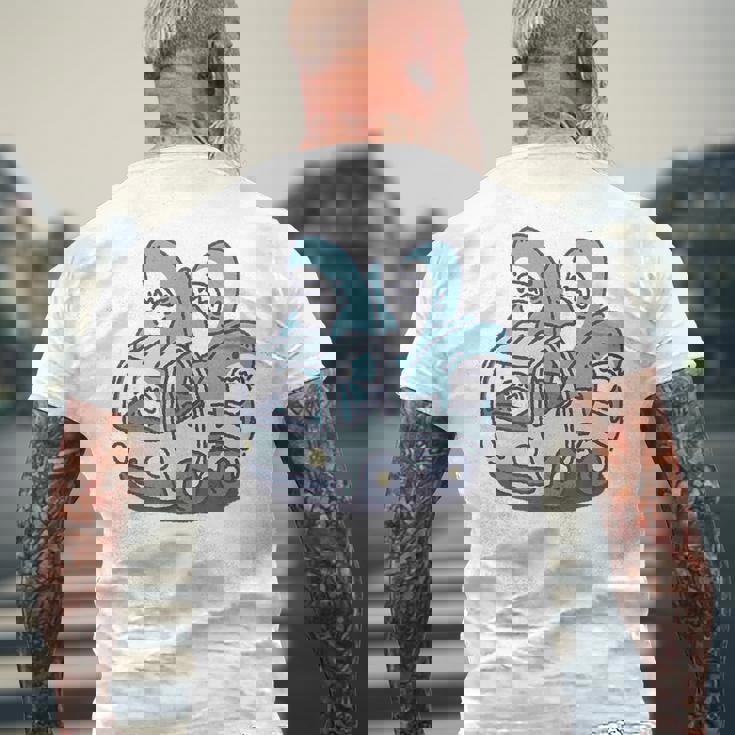 サメがたくさんトラックに メンズTシャツ バックプリント 高齢者への贈り物