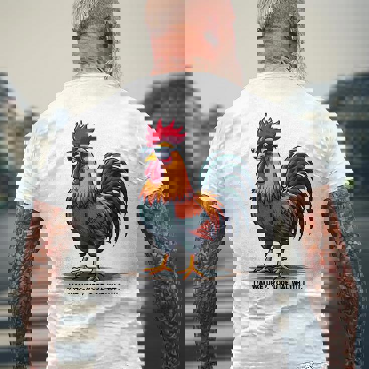 サングラスをかけた姿勢のクールな雄鶏。 メンズTシャツ バックプリント 高齢者への贈り物