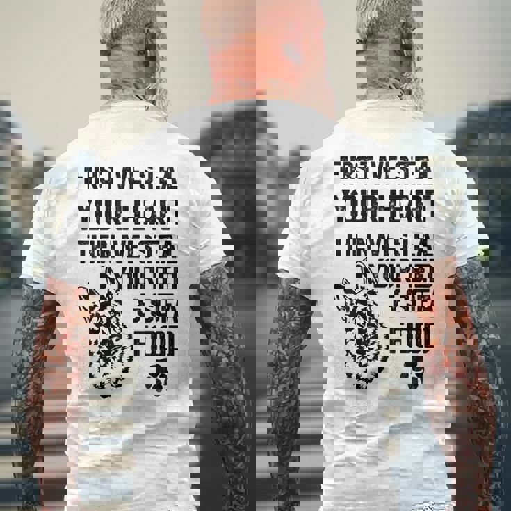 ジャーマン・シェパードはあなたの心を盗みますあなたのベッドとソファを盗みます メンズTシャツ バックプリント 高齢者への贈り物