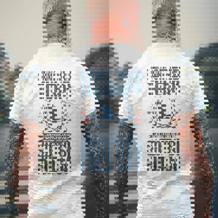 セラピーは要らない、スコティッシュ・フォールドの猫を抱きしめて メンズTシャツ バックプリント 高齢者への贈り物