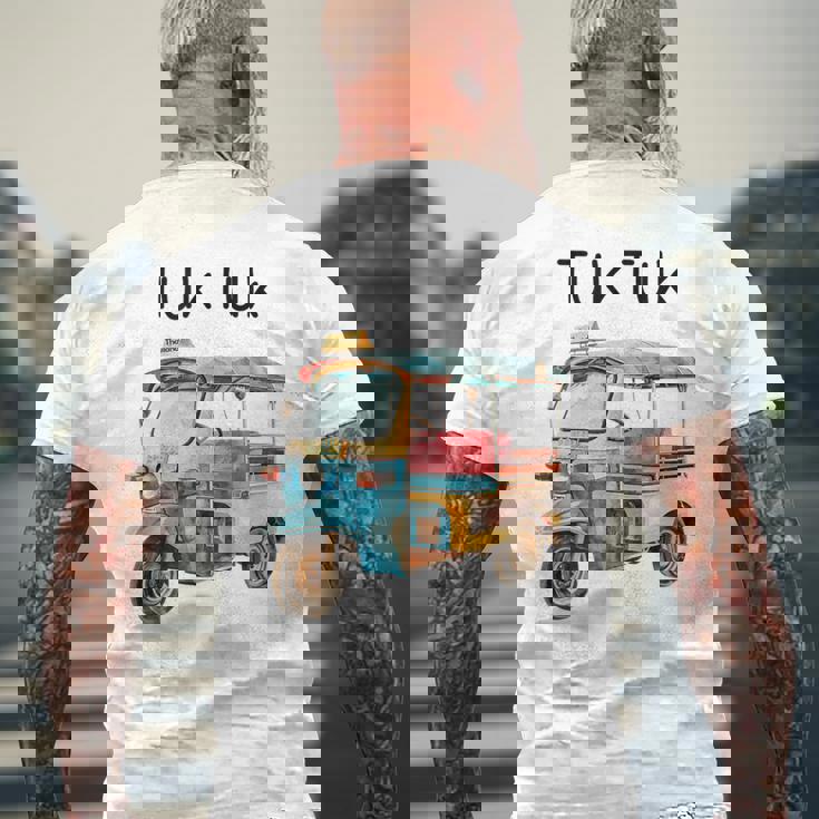 タイ トゥクトゥク バンコク メンズTシャツ バックプリント 高齢者への贈り物