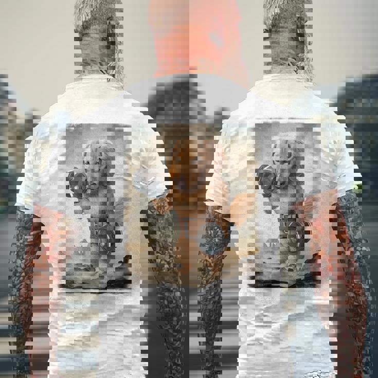 ダックスフンド 犬 筋トレ ウェイトリフティング ダンベル付き メンズTシャツ バックプリント 高齢者への贈り物