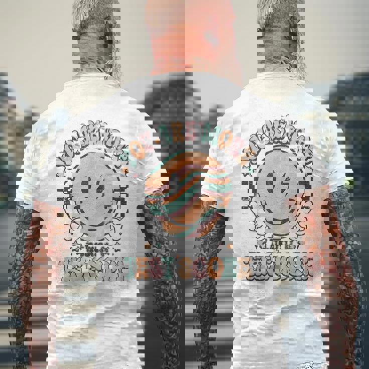 テスト先生 グルーヴィースマイル あなたはテスト結果以上のものです メンズTシャツ バックプリント 高齢者への贈り物