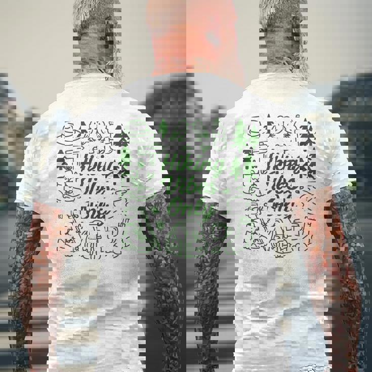 ハイキング バイブスオンリー 自然 落書き アート ミニマリスト 森林愛好家 メンズTシャツ バックプリント 高齢者への贈り物