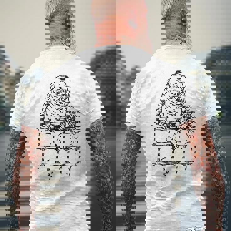 ハンプティ・ダンプティ・ウォール メンズTシャツ バックプリント 高齢者への贈り物