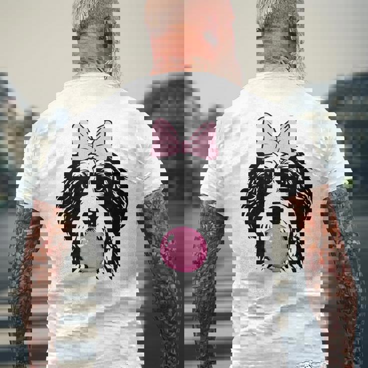 バブルガムを持つバーネドゥードル犬 メンズTシャツ バックプリント 高齢者への贈り物