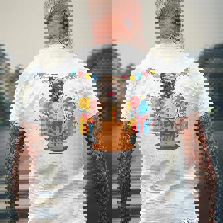 パグ 1歳 誕生日 お祝い ケーキ ペット 動物 犬 オーナー パグ メンズTシャツ バックプリント 高齢者への贈り物