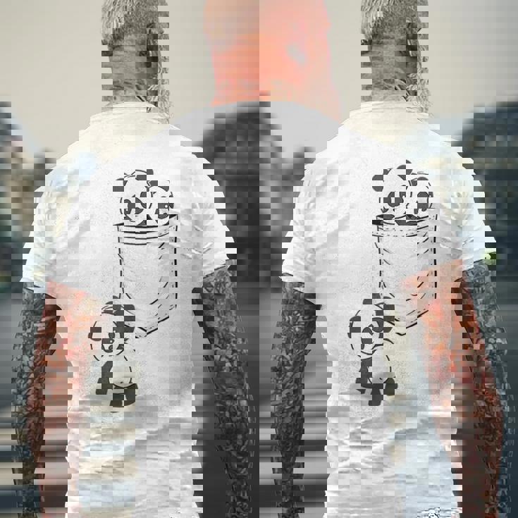 パンダ愛好家のためのポケットの中のかわいいカワイイベイビーパンダ メンズTシャツ バックプリント 高齢者への贈り物