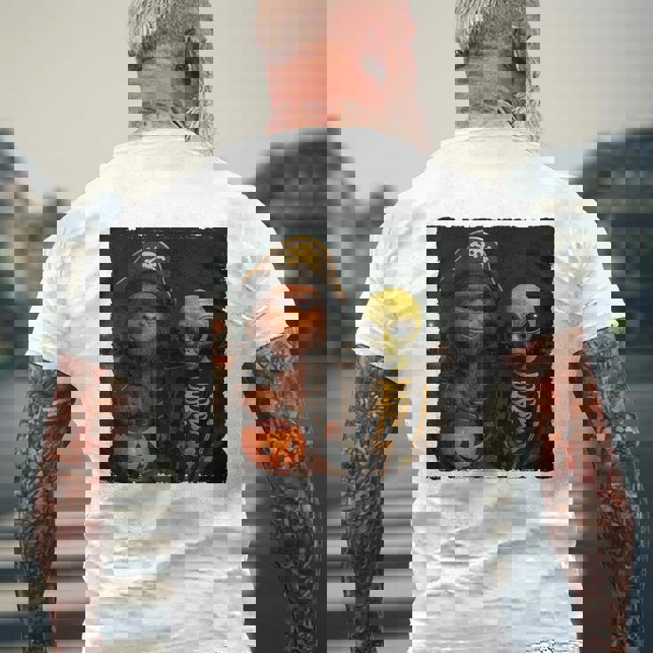 ビッグフットエイリアン 面白い ハロウィン トリック ドア カメラビュー メンズTシャツ バックプリント 高齢者への贈り物