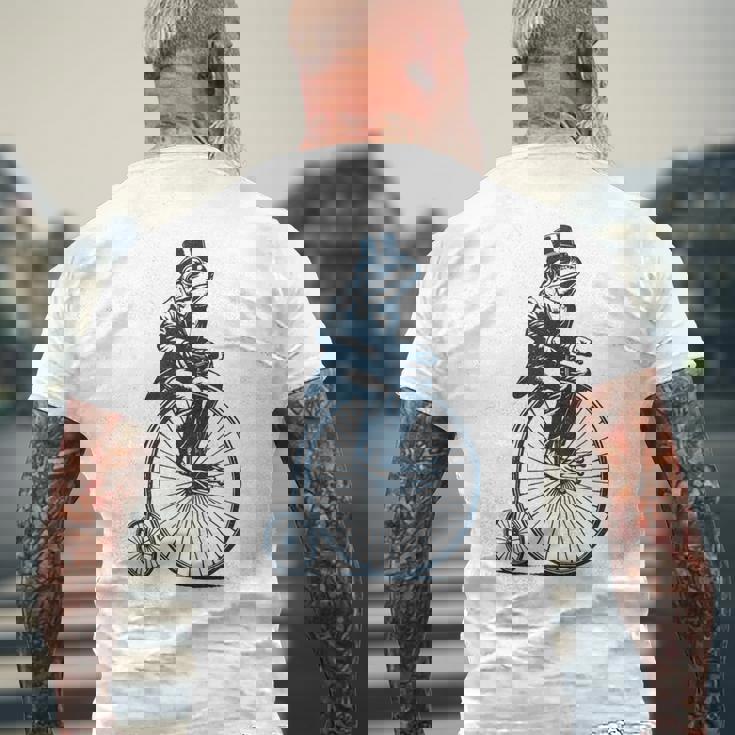 ビンテージのペニーファージング自転車に乗る粋なカエルのサイクリスト メンズTシャツ バックプリント 高齢者への贈り物