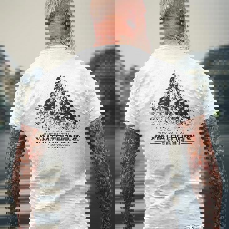 マッターホルン スイス アルプス ツェルマット ハイキング 山 アドベンチャー メンズTシャツ バックプリント 高齢者への贈り物