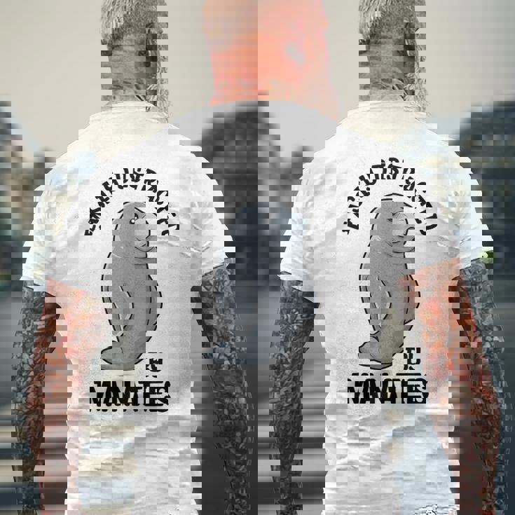 マナティーに気を取られる かわいい 海の動物 マナティー メンズTシャツ バックプリント 高齢者への贈り物