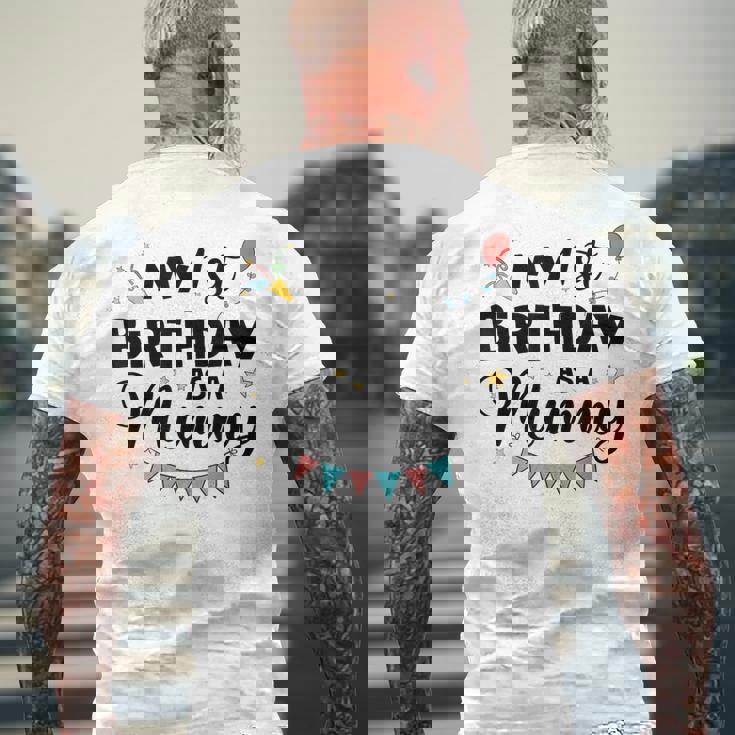 ママとしての私の1歳の誕生日パーティーイヤーを祝うママ メンズTシャツ バックプリント 高齢者への贈り物
