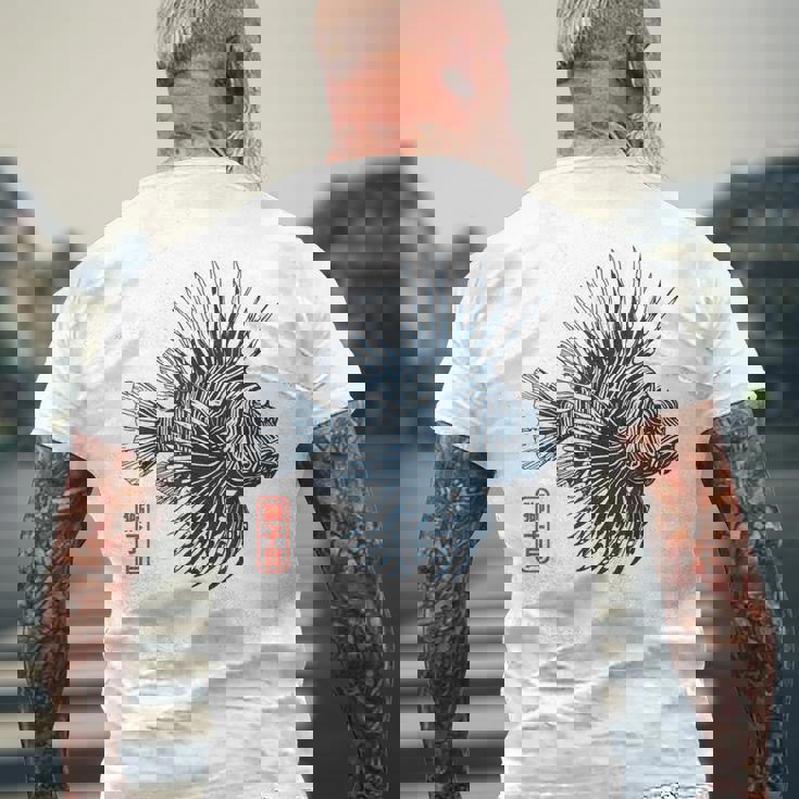 ミノカサゴ 水族館の魚飼育、水族館 メンズTシャツ バックプリント 高齢者への贈り物