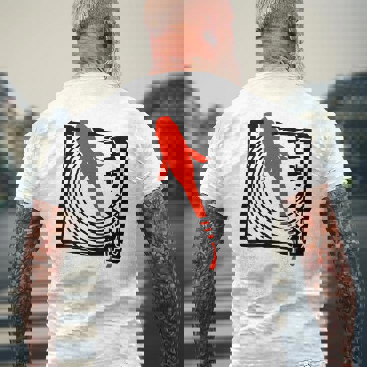 メダカ：ハンコスタンプデザインで描かれたメダカはエサを欲す。 メンズTシャツ バックプリント 高齢者への贈り物