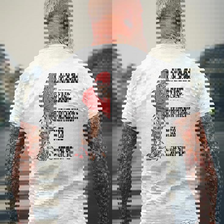 ラインマンのクォーターバックにはアメリカンフットボールにヒーローが必要 メンズTシャツ バックプリント 高齢者への贈り物