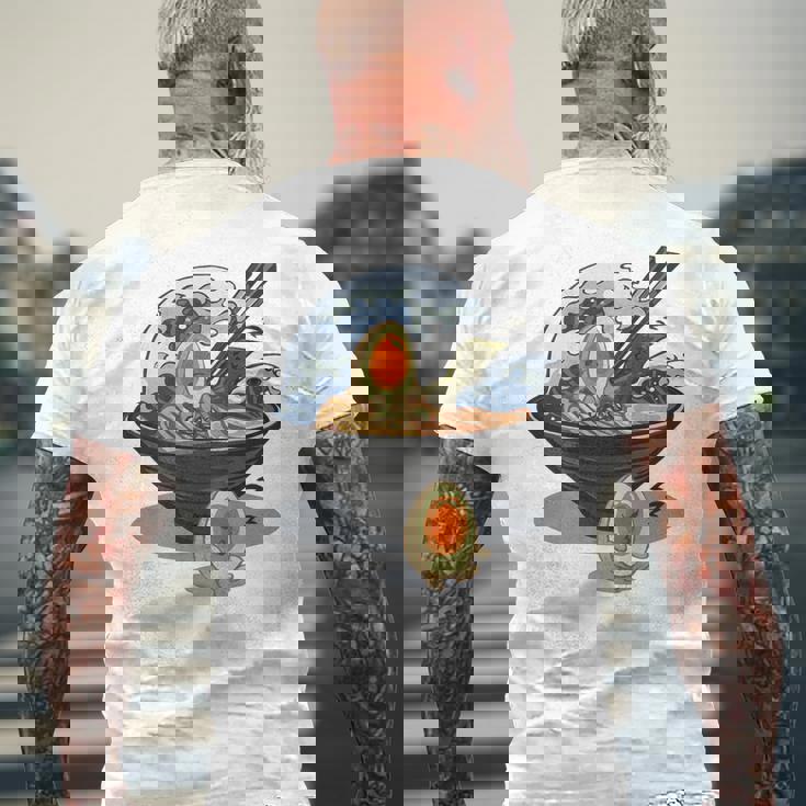 ラーメン 海 波 寝ぼける たまご メンズTシャツ バックプリント 高齢者への贈り物