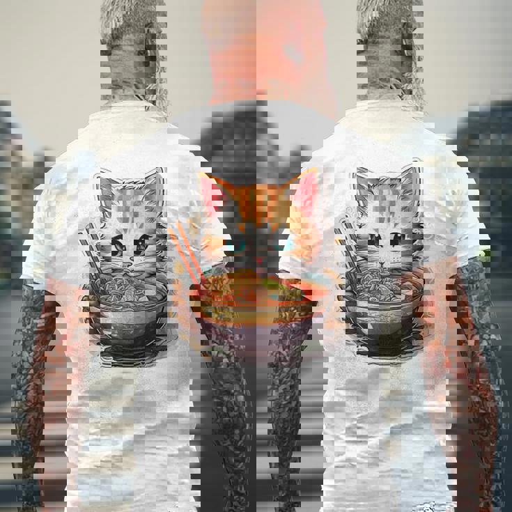 ラーメンを食べている子猫 メンズTシャツ バックプリント 高齢者への贈り物