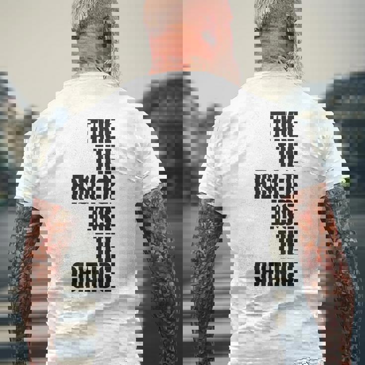 リスクを取るか、チャンスを失うか大胆なモチベーションウェア。 メンズTシャツ バックプリント 高齢者への贈り物