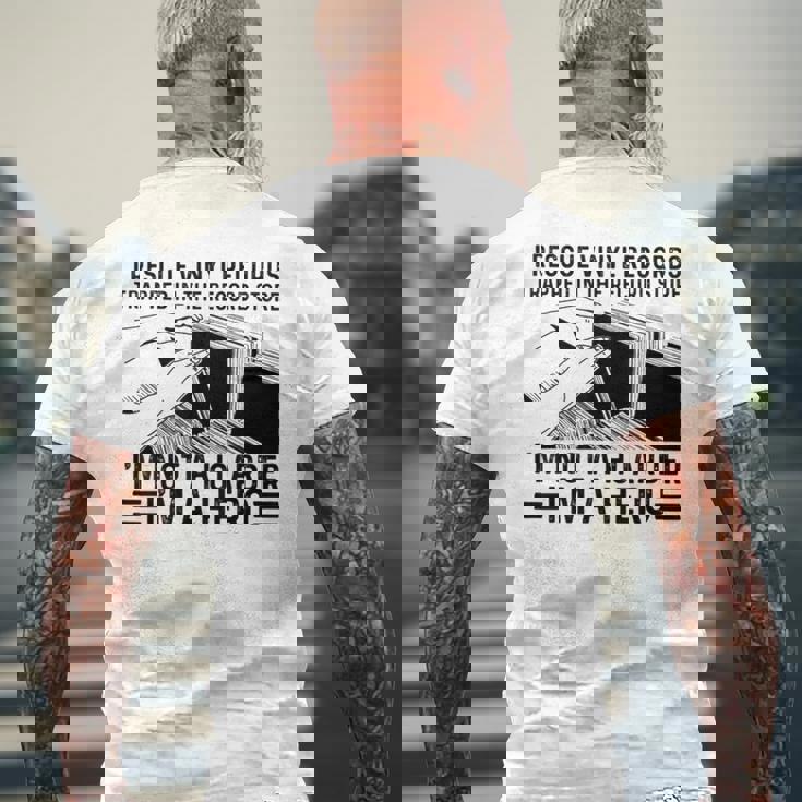 レコード屋に閉じ込められたビニールレコードを救出する メンズTシャツ バックプリント 高齢者への贈り物