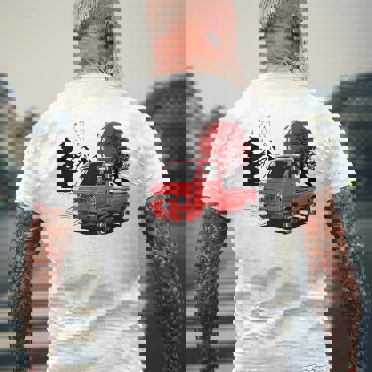 レトロな赤いミニトラックと日本の夕日。 長袖tシャツ メンズTシャツ バックプリント 高齢者への贈り物