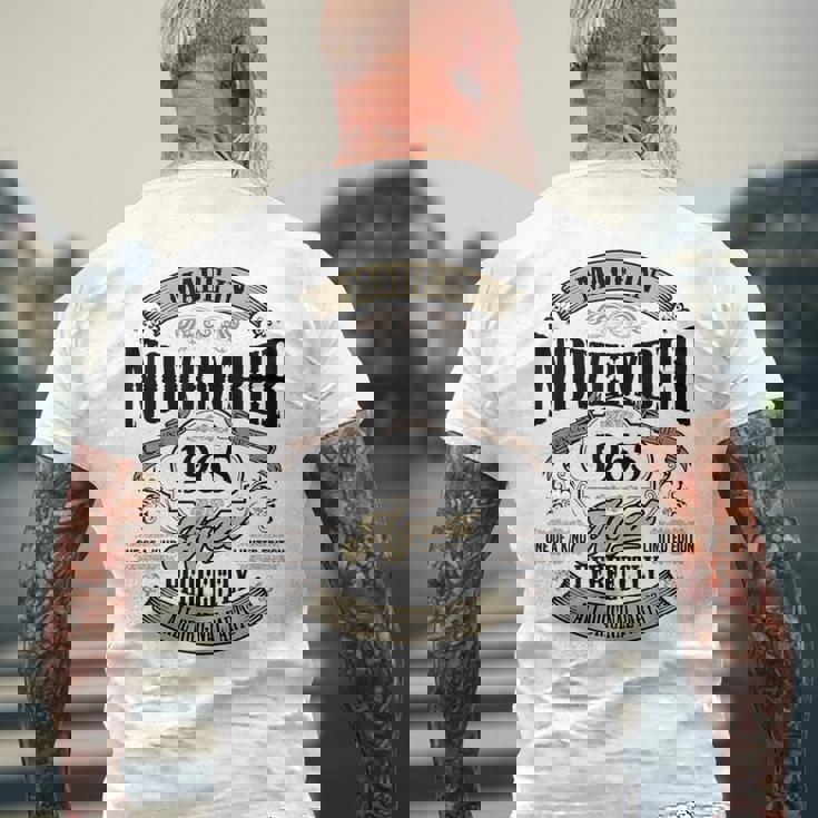 ヴィンテージ還暦祝い 1965年11月生まれ 60歳 メンズTシャツ バックプリント 高齢者への贈り物