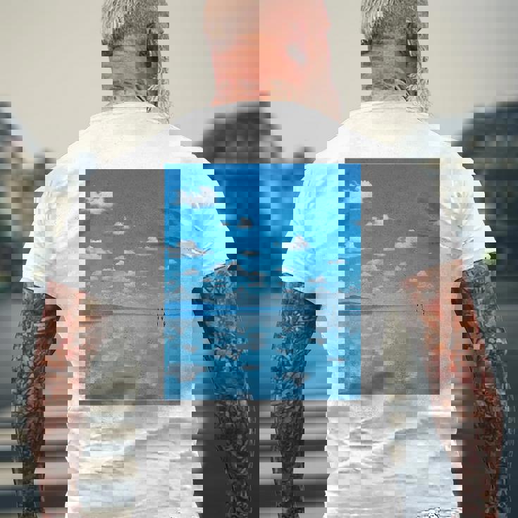 世界一美しい鏡張りの風景 メンズTシャツ バックプリント 高齢者への贈り物