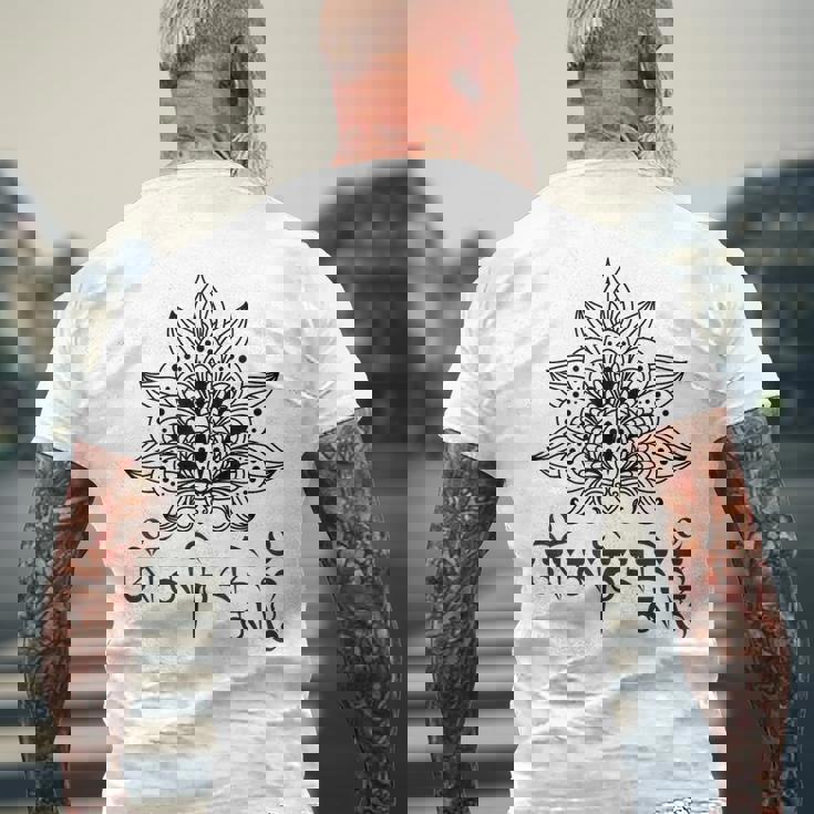 仏教 スピリチュアル オム マニ・パドメ ハム マントラと曼荼羅 メンズTシャツ バックプリント 高齢者への贈り物