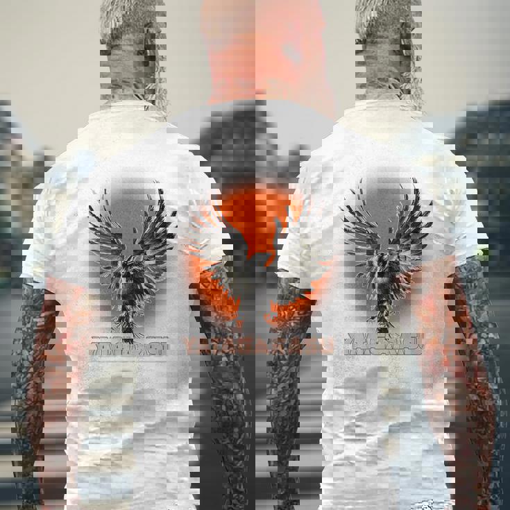 八咫烏 日本神話 霊鳥 化身 太陽 メンズTシャツ バックプリント 高齢者への贈り物