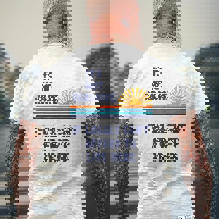 地元の人々がここに住む余裕がないなら、それは楽園ではない メンズTシャツ バックプリント 高齢者への贈り物