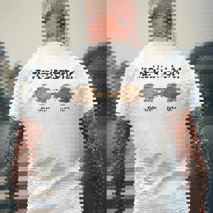 左ヒラメに右カレイ Hirame Karei 魚好き 願掛け 釣り好き 海釣り 趣味 おもしろ ネタ 趣味釣り 船 釣り メンズTシャツ バックプリント 高齢者への贈り物