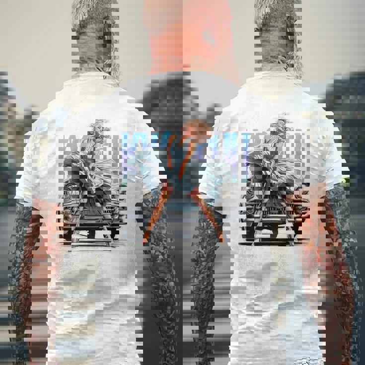 強風ピンナップガールとオールドアメ車のバックプリント メンズTシャツ バックプリント 高齢者への贈り物