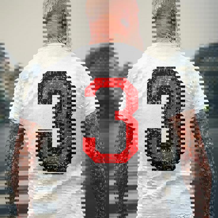 数字 3 ヴィンテージブラック&レッド メンズTシャツ バックプリント 高齢者への贈り物