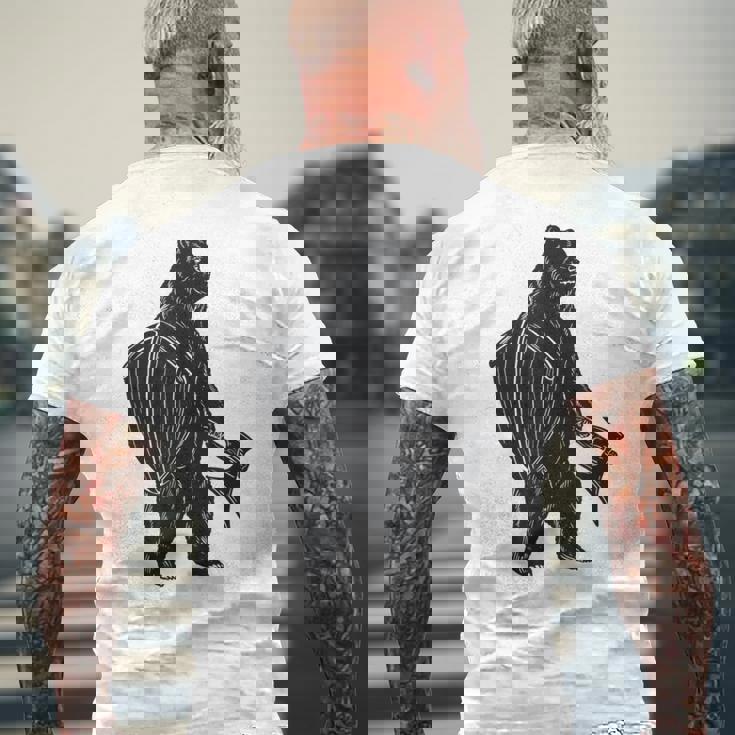 斧と盾を持った熊 中世の熊 バイキング メンズTシャツ バックプリント 高齢者への贈り物