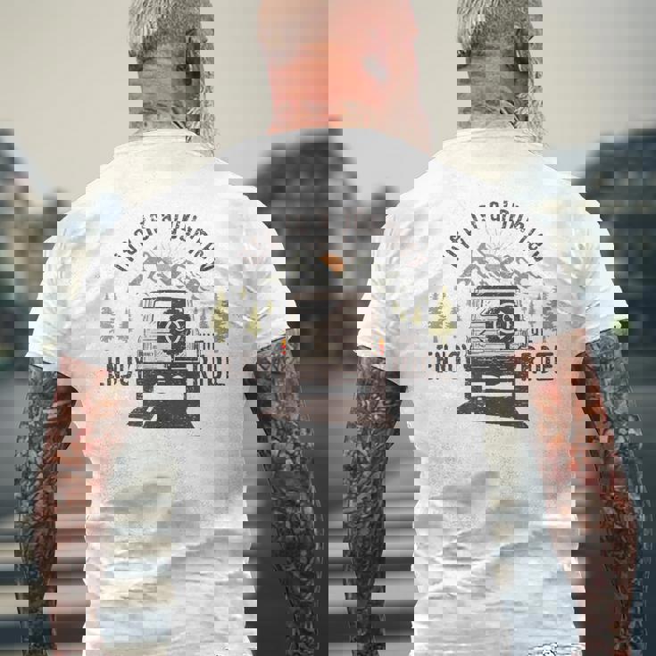 旅 おもしろ キャンプ 楽しい 登山 アウトドア キャンピングカー 人生は旅だ メンズTシャツ バックプリント 高齢者への贈り物